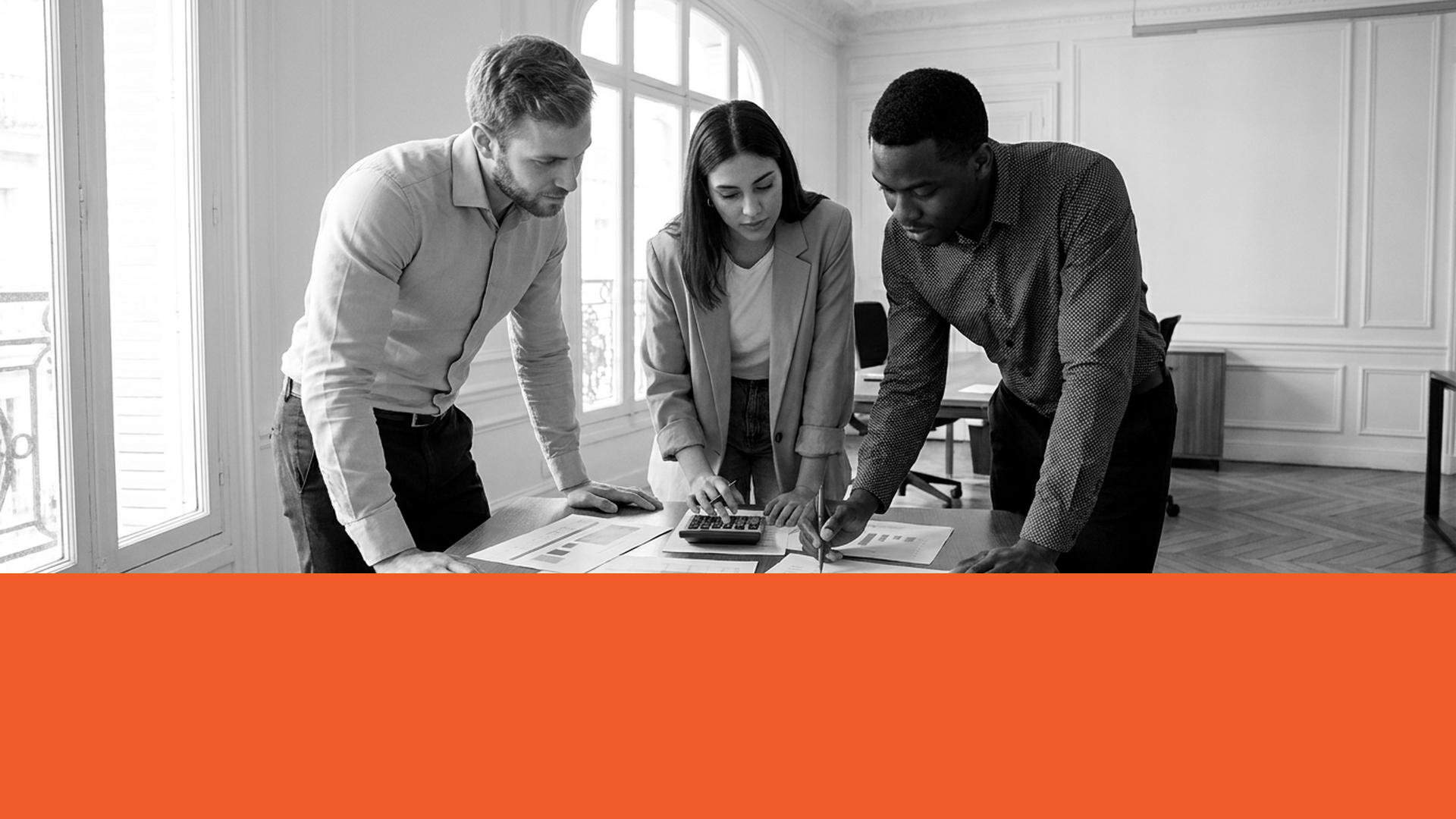 Session d'audit avec rapports analytics annotés sur le bureau